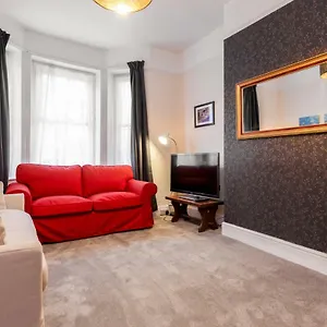 Gorgeous Town Centre With Courtyard Garden Apartment