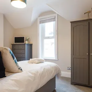 Stylish Town Centre House - 300mbps, Parking & Sunny Decking Apartment